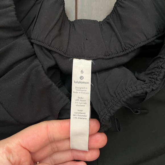 black lululemon shorts size 6 - Picture 2 of 2